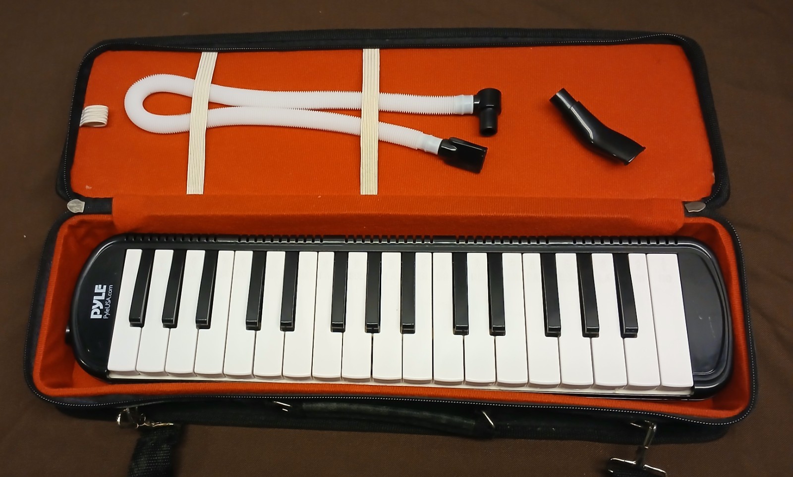 PYLE  BRAND  32  KEY  MELODICA    w/ MOUTHPIECE, BLOW HOSE  &  CASE