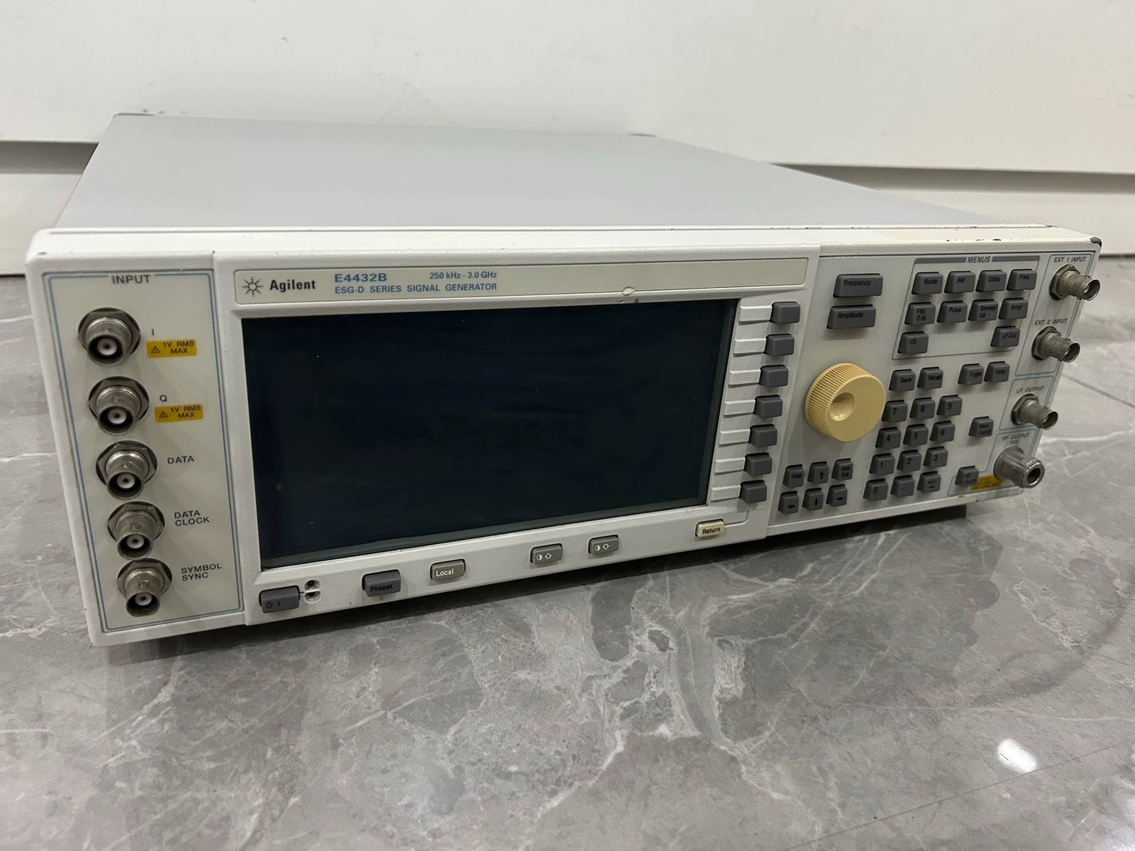 1PC USED Agilent E4432B ESG-D 250 KHz-3.0 GHz Signal Generator Fast shipping