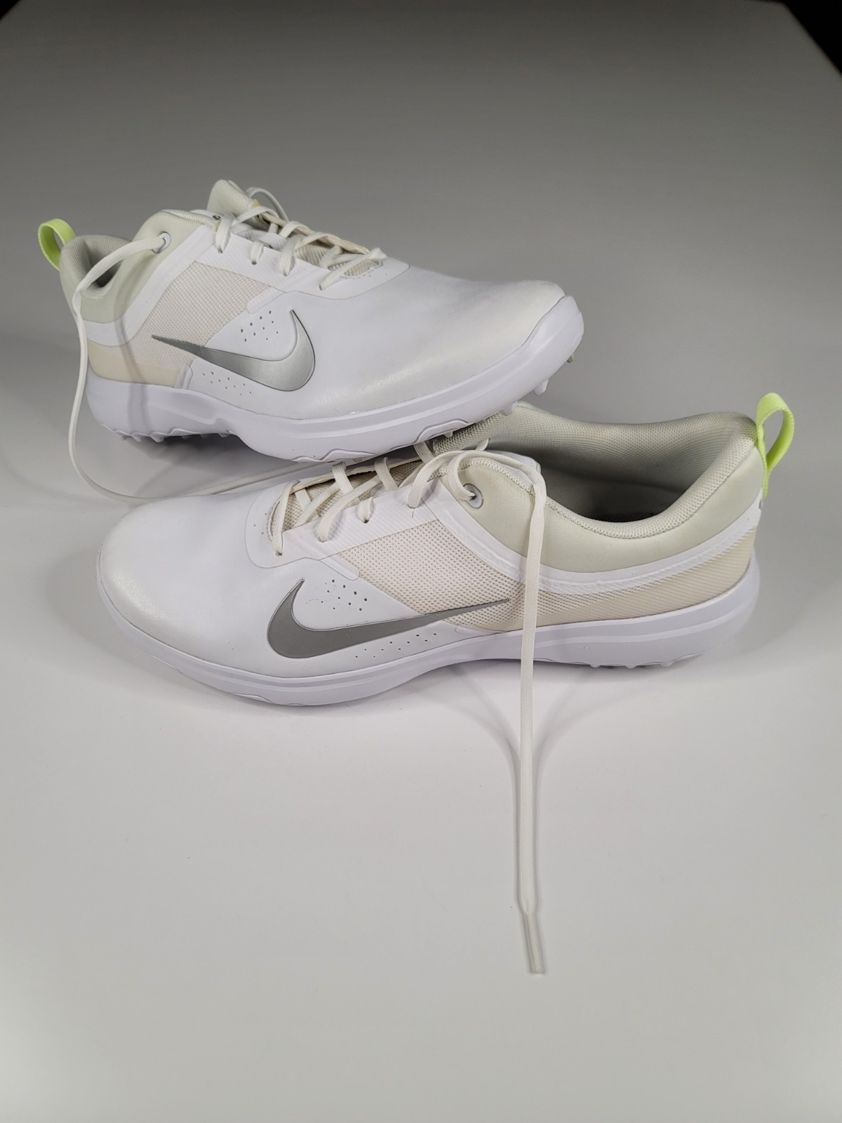 Nike Women's Akamai Spikeless Golf Shoe White Select Size New