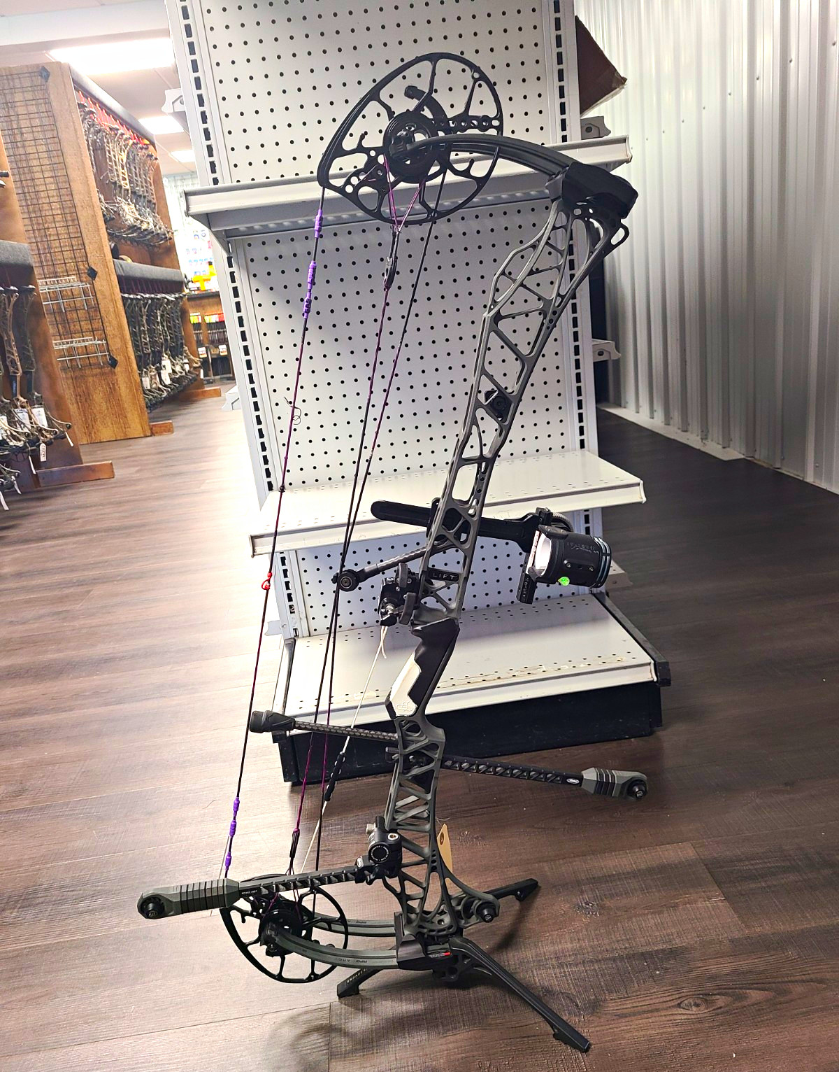Mathews Lift X LH Grey Aluminum Compound Bow Right Hand 70 lb 31in