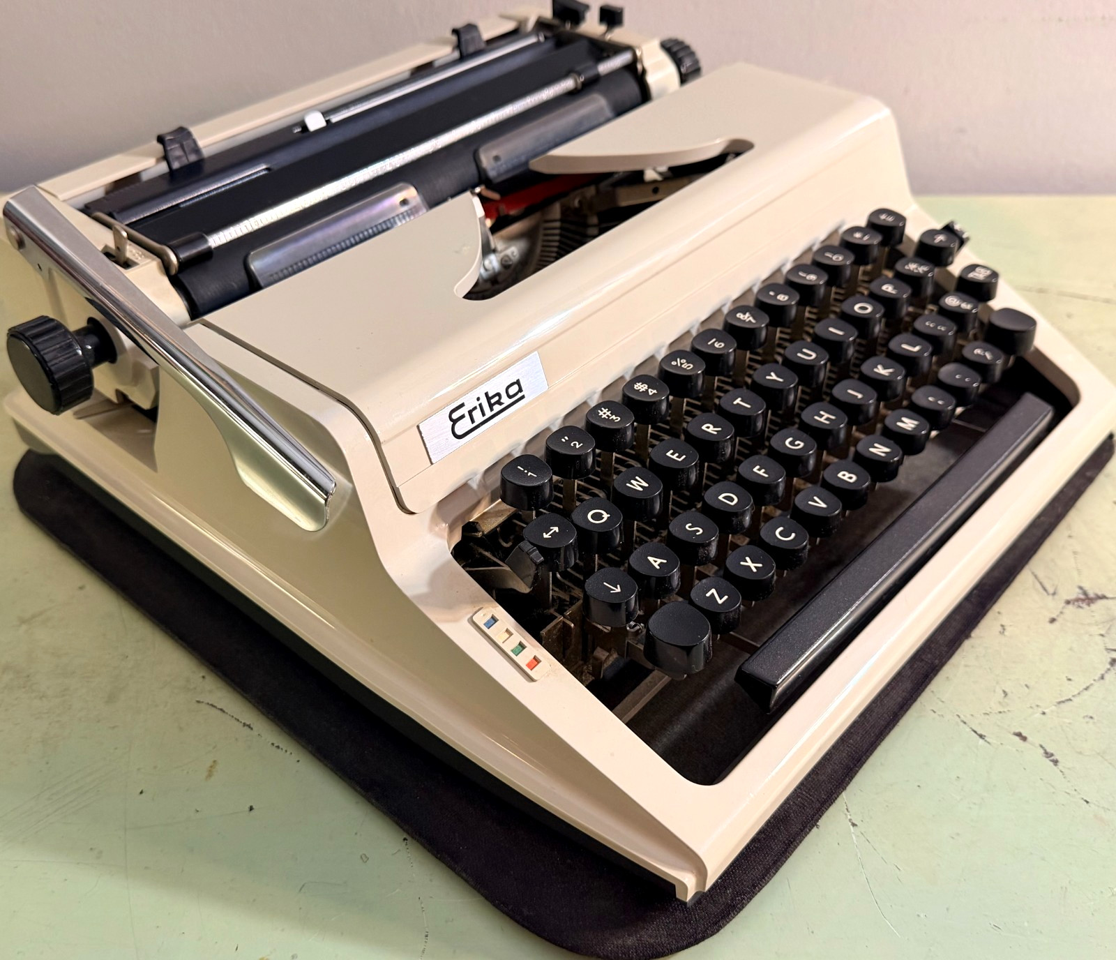 1978 Erika Model 40 Portable Typewriter • QWERTY keyboard • East German w/Case