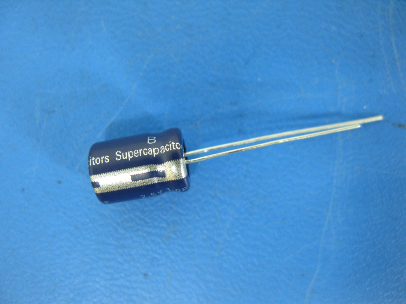 (5) New 2018 Eaton Radial Lytic Capacitors, 2.5V 1F, 8.5x13.5mm B0810-2R5105-R