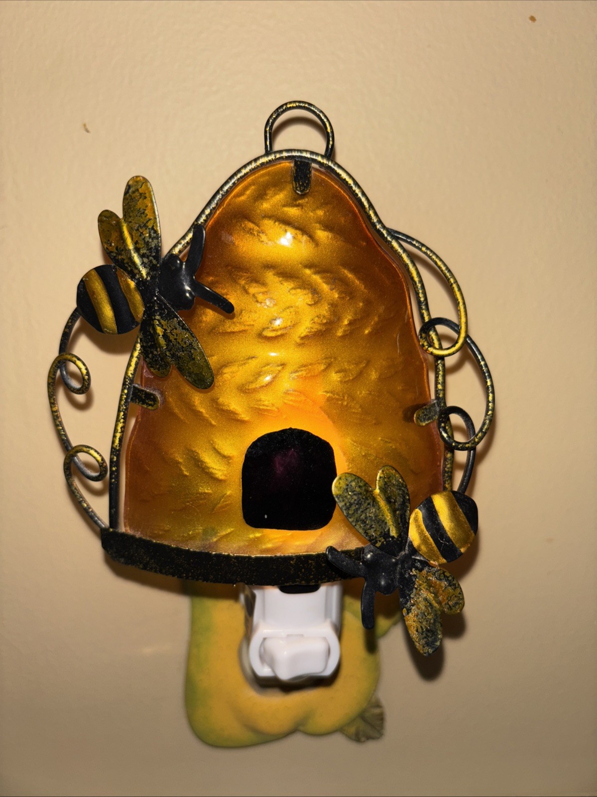 Beehive Night Light With Soft Amber Glow. Works!! Good Condition.