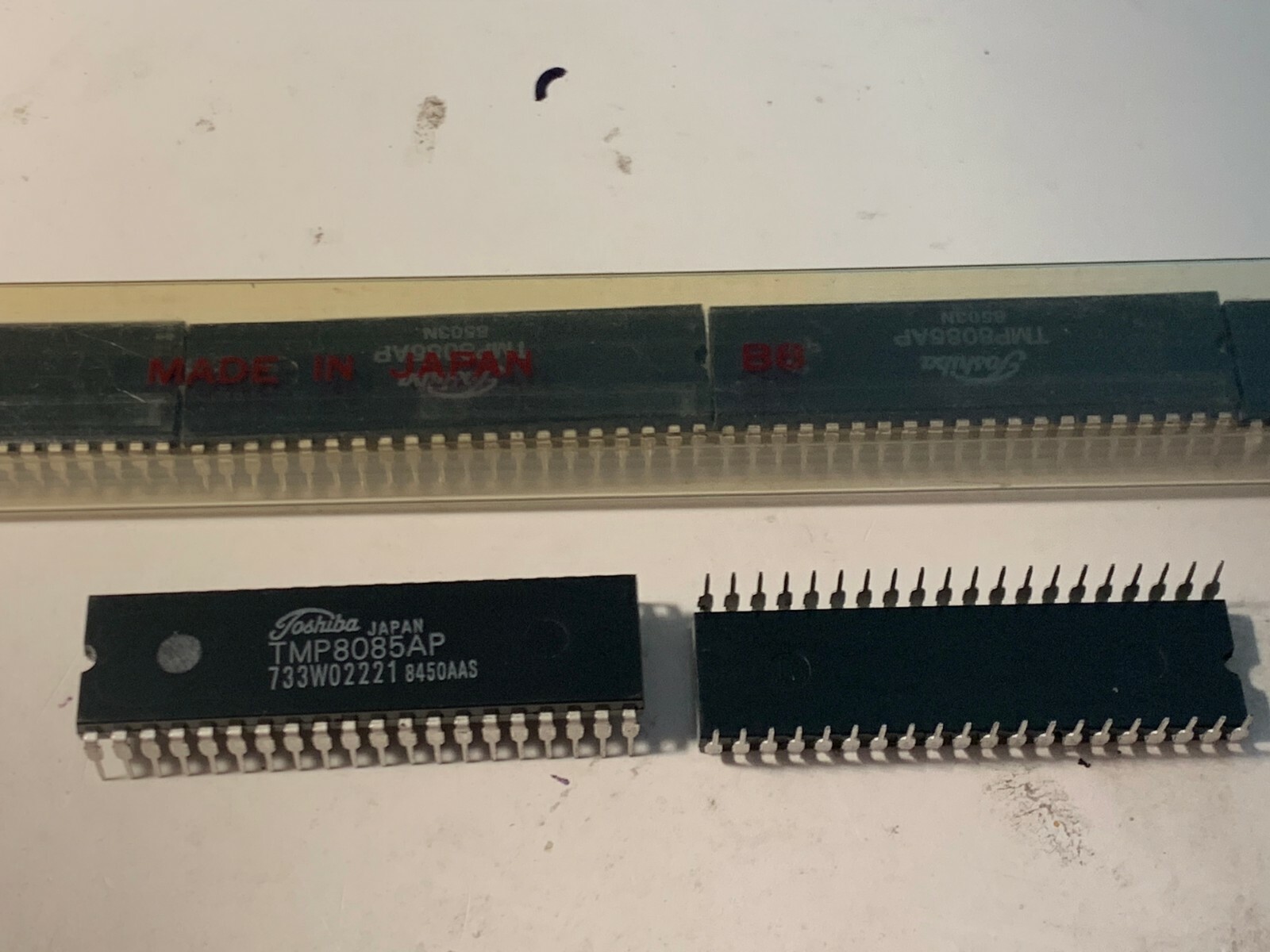 TMP8085AP, TOSHIBA 8-BIT, 5MHz, MICROPROCESSOR, DIP-40.