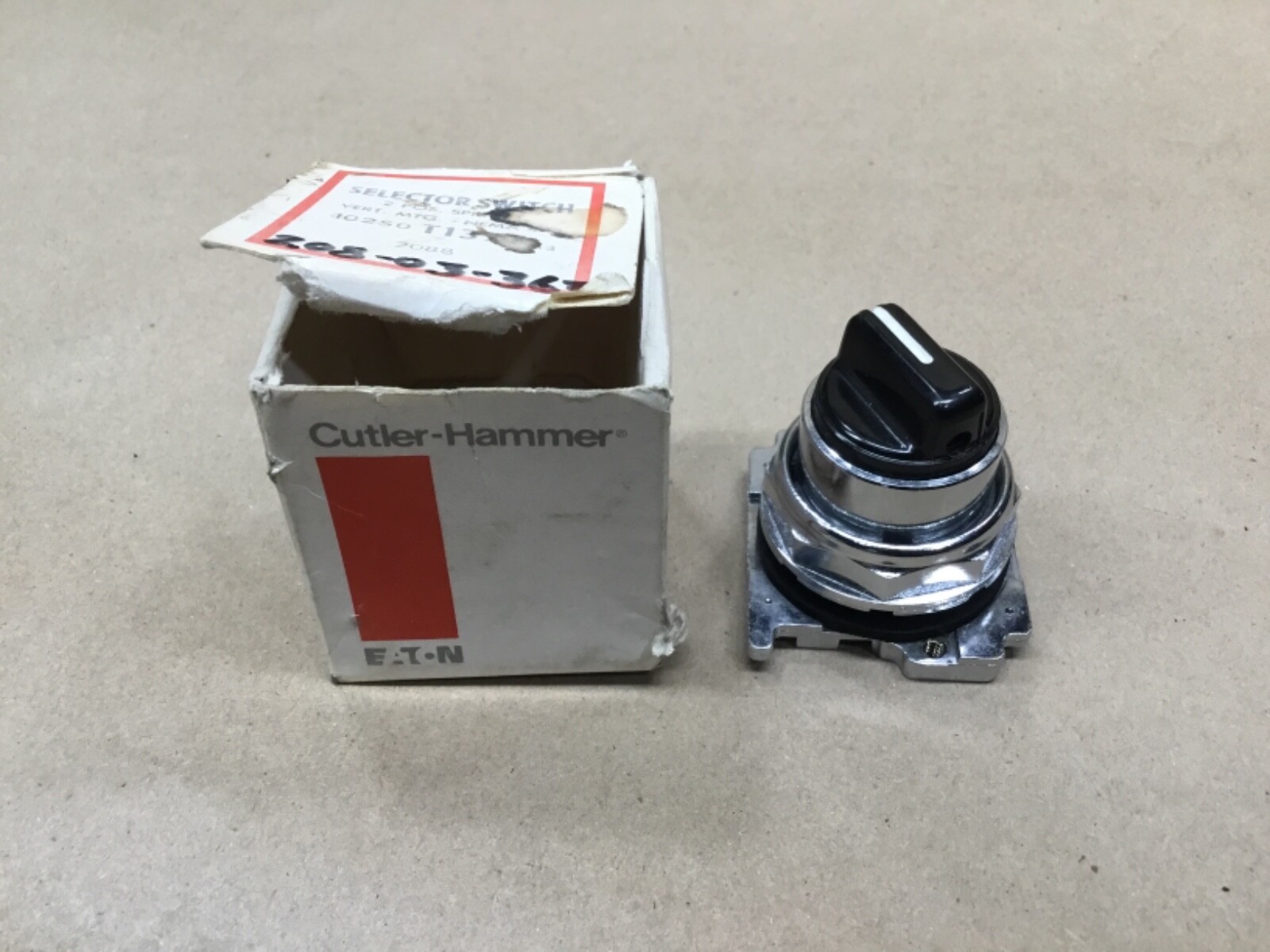 EATON Cutler-Hammer 2 Position Selector Switch Spring Reset #55C48