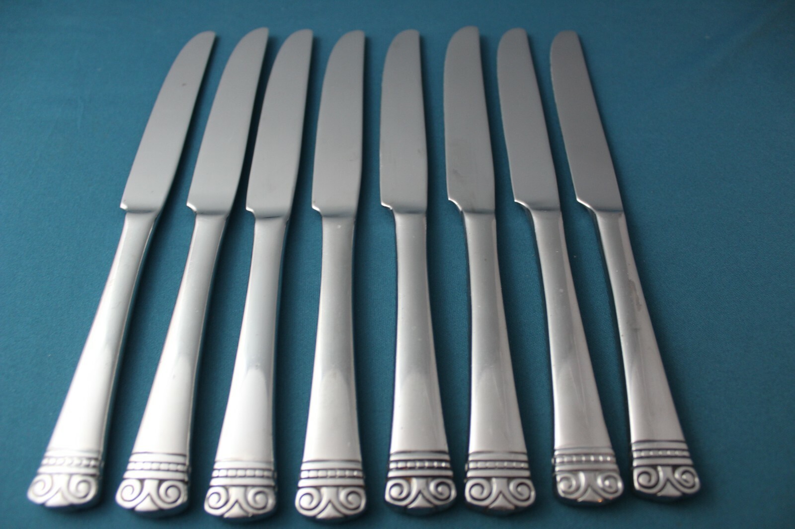 Oneida MELODIA Dinner Knives Solid (Set of 8) 18/10 Stainless Indonesia 9 1/2"