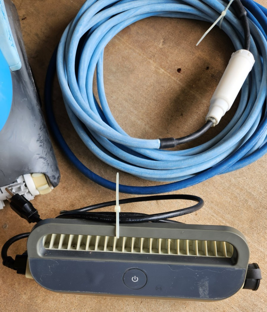 DOLPHIN NAUTILUS CC PLUS AUTOMATIC POOL VACUUM CLEANER . Needs work