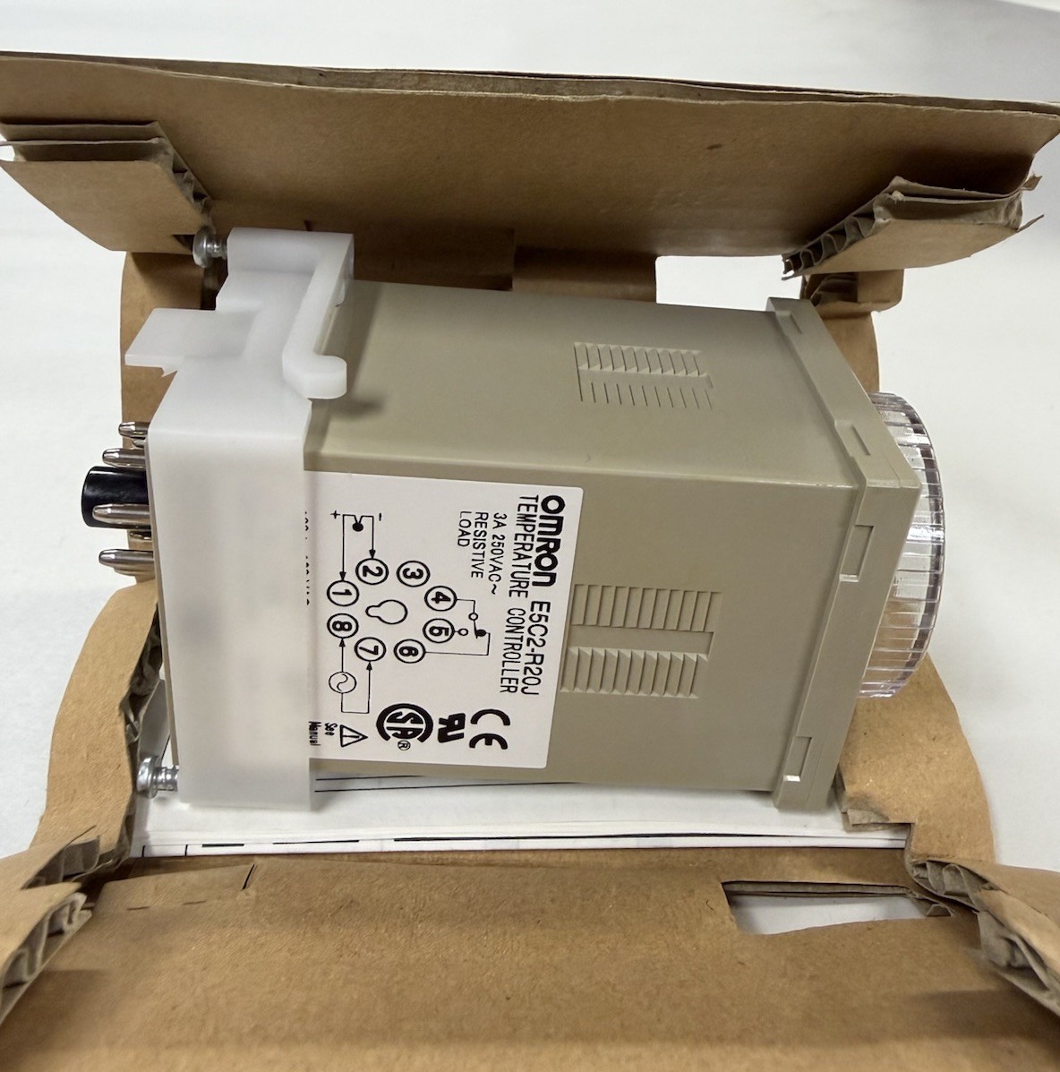 Omron E5C2 - R20J Temperature Controller 3A 250V AC Resistive Load