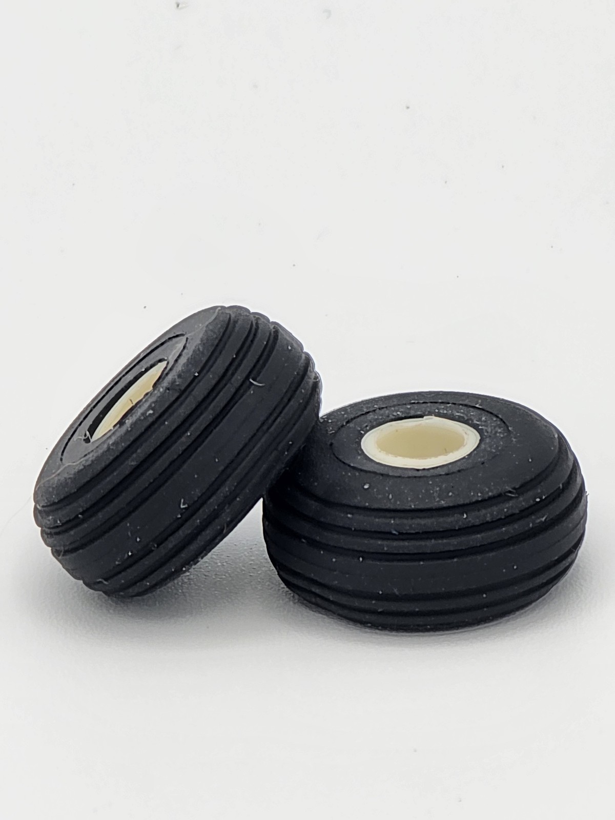 1/64 Pair of Standi Toys 19.5-16 Tires & IH White Rims