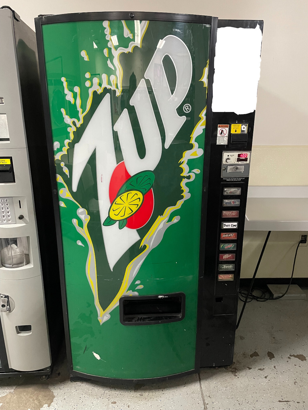 Dixie-Narco 501E Vending Machine, Soda/Drink