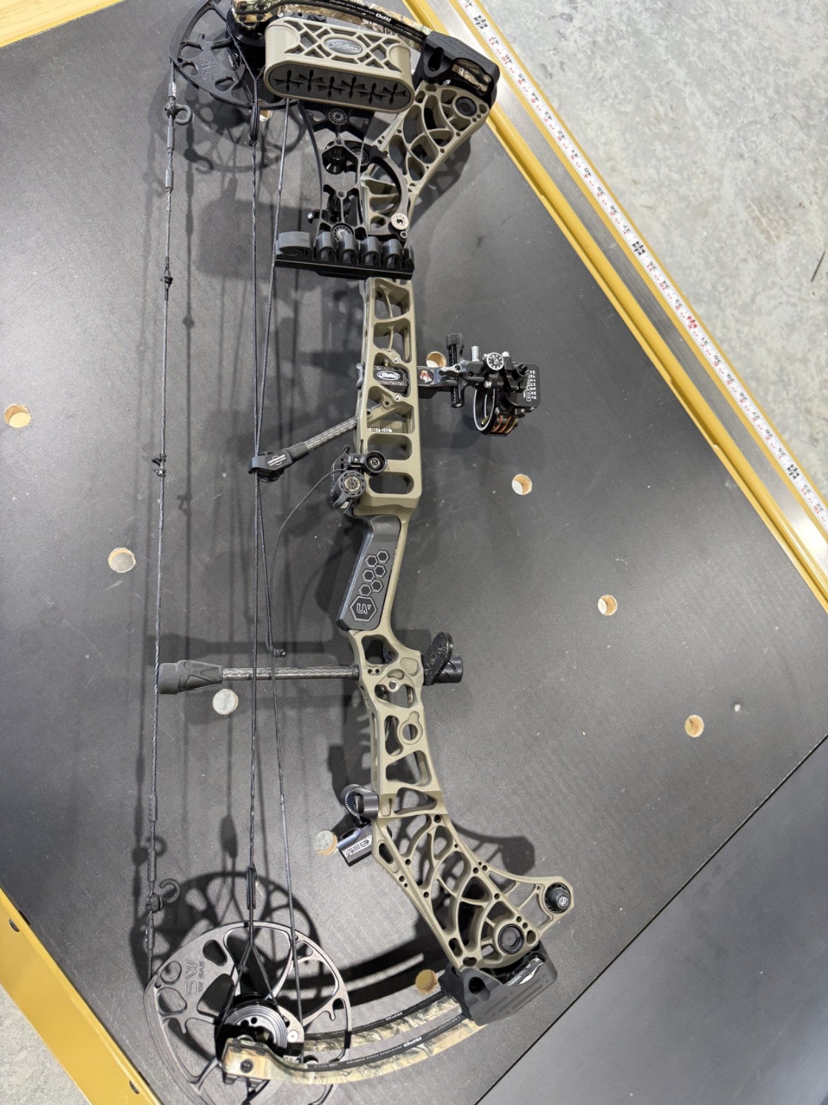 Mathews Phase 4 33 RH Compound Bow