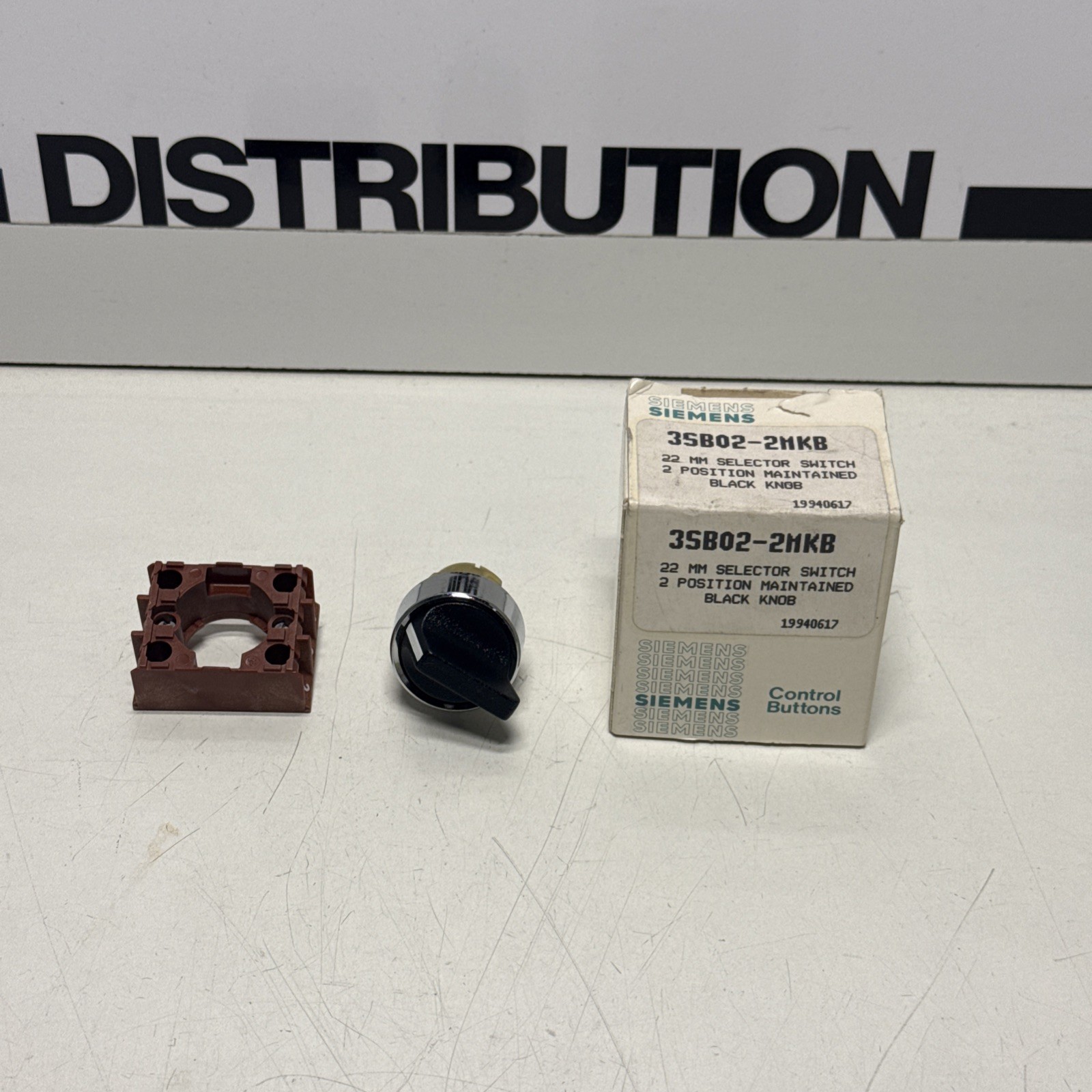 NEW SIEMENS 3SB02-2MKB 2 POSITION SELECTOR SWTCH 22MM BLACK