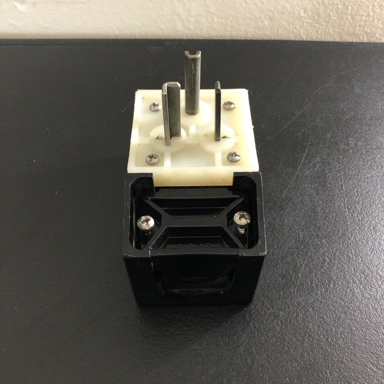 Hubbell P-5145 plug 2 pole 3 wire 30 amp 250 volt