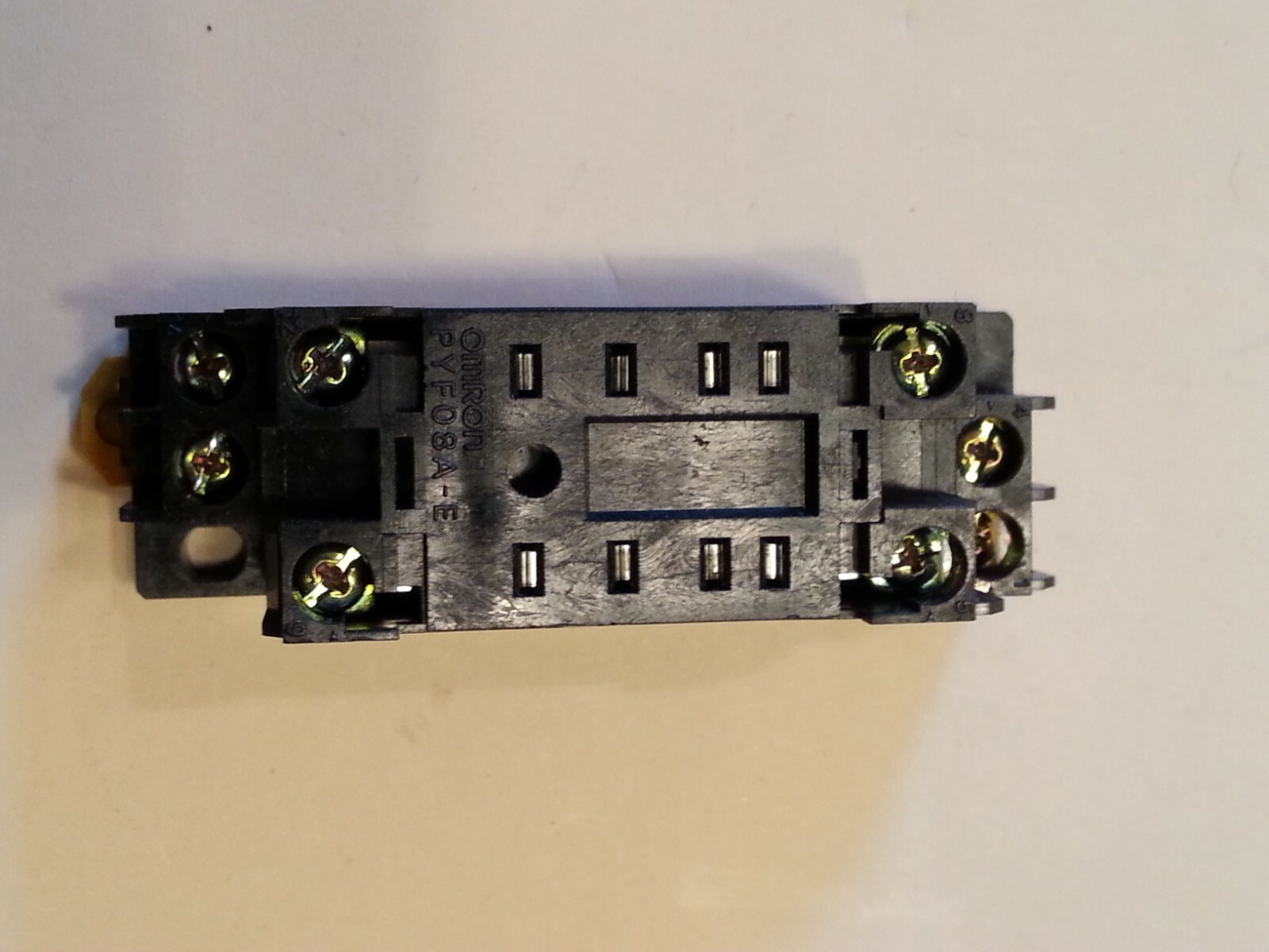 NEW OMRON PYFO8A-E RELAY SOCKET 7A 250VAC