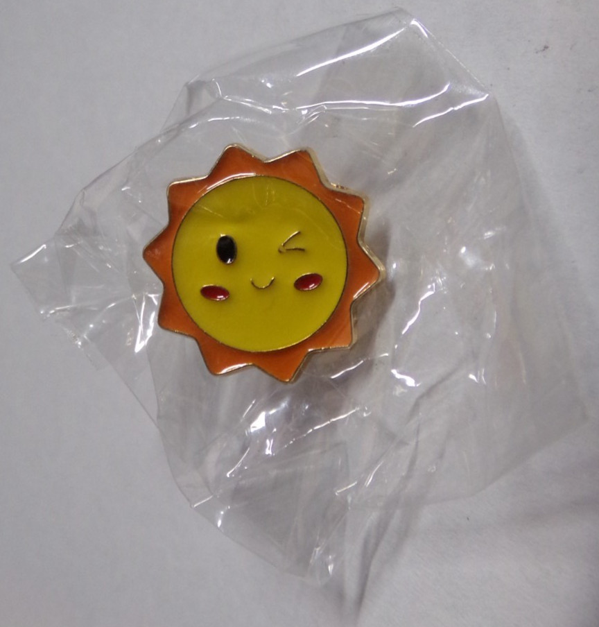 Smiling & Winking Cartoon Sun Hat Tie Tac Lapel Pin Brooch - New In Pack