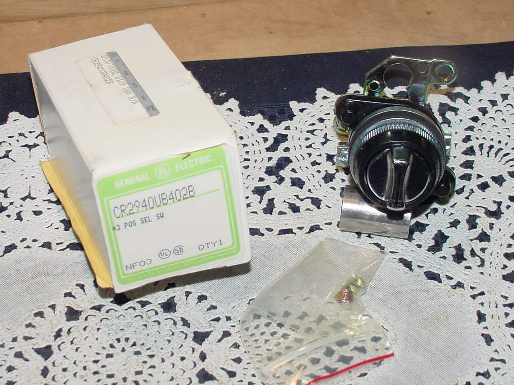 General Electric GE CR2940UB402B, Selector Switch, 3 Position Maintained, NEW!