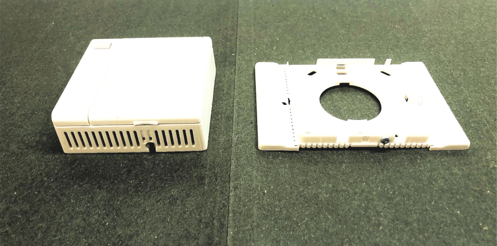 ​Johnson Controls Rev-D Temperature Sensor With Mount ​TE-67NP-1N00 USED