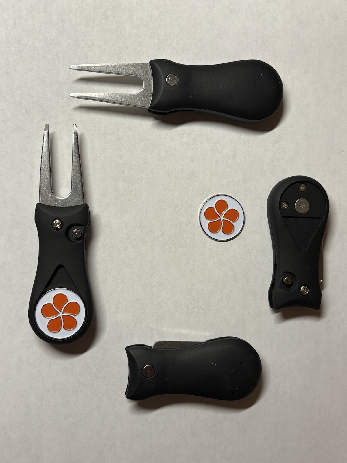 (1)  Switchblade Golf Divot Tool & (1) Mauna Kea GC 1" Coin Style Golf Marker
