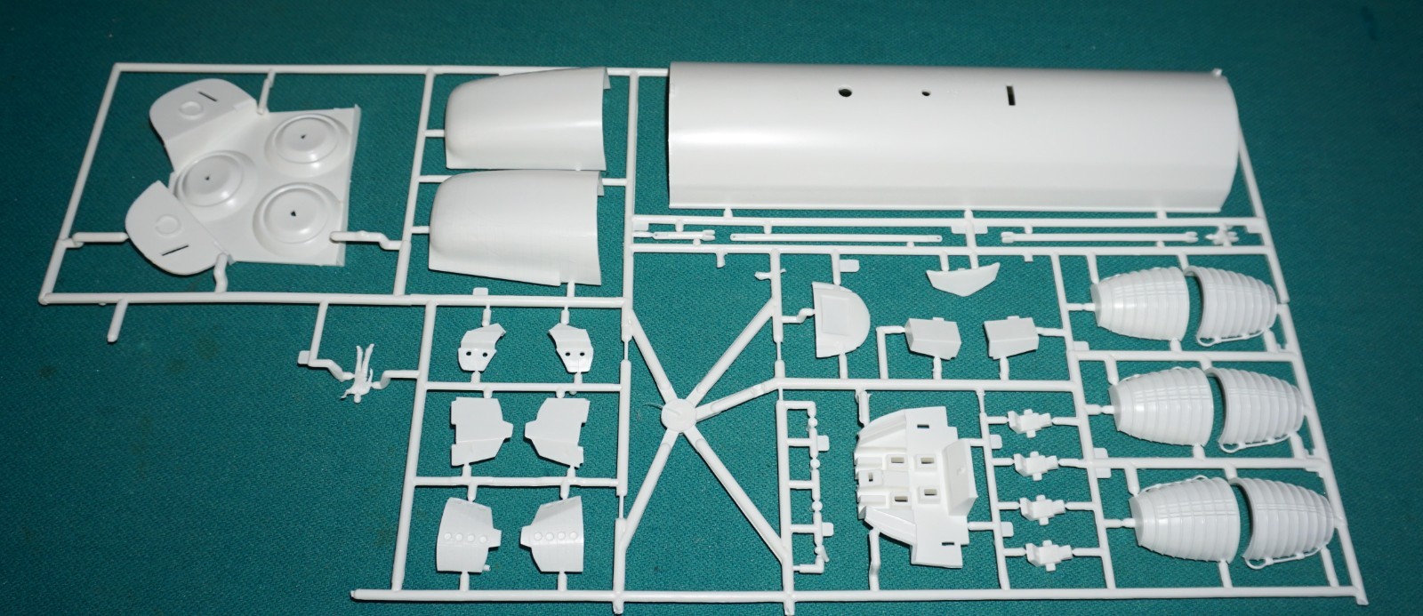 Space Shuttle Challenger Revell 1/72 4734 Engine Exhaust Details Etc.