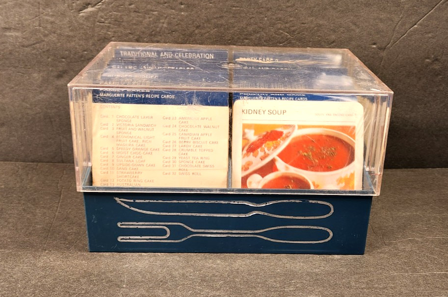 VINTAGE MARGUERITE PATTEN BOX WITH HUGE 1967 PAUL HAMLYN LTD RECIPE CARD SET