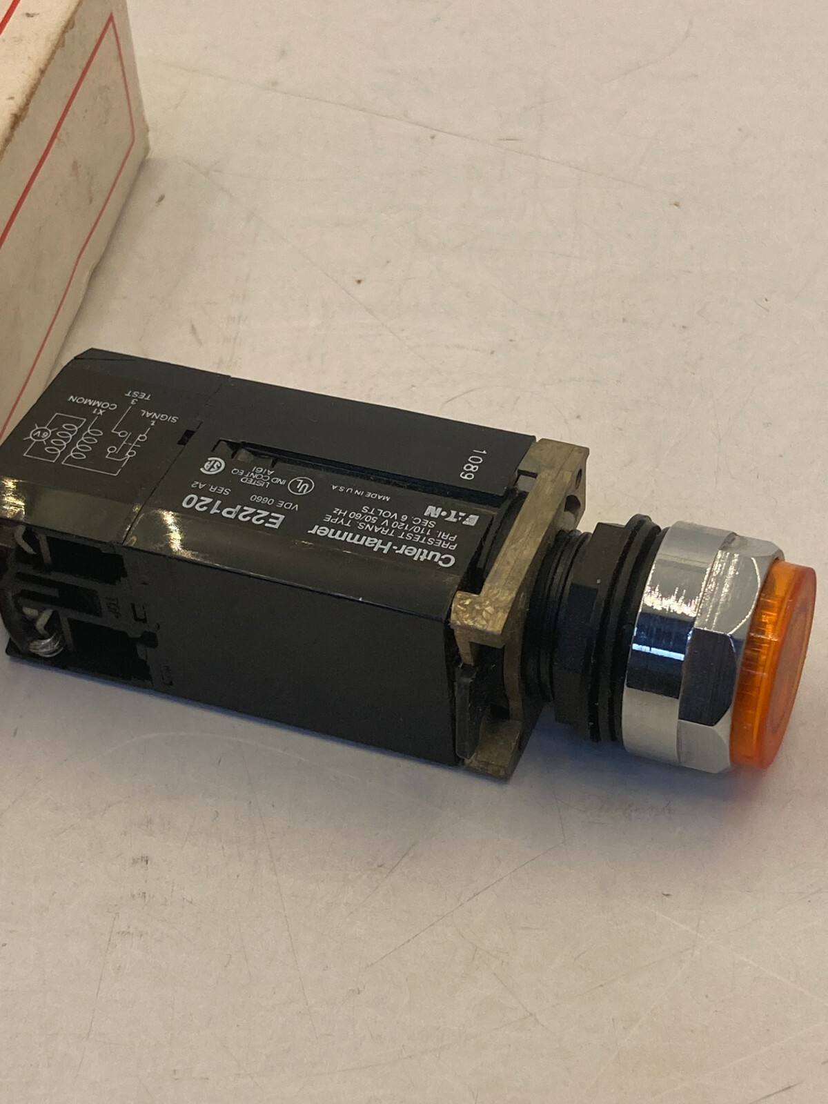 CUTLER HAMMER E22MTAP120 PUSHBUTTON AMBER ILL PRESTEST SER A2 NIB