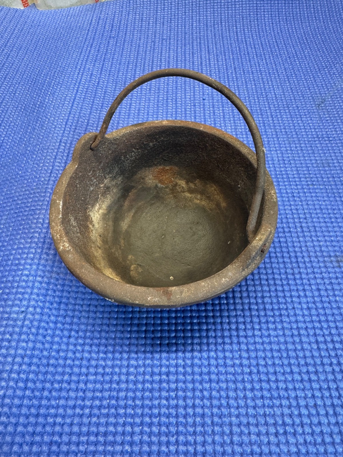 Used cast iron melting pot
