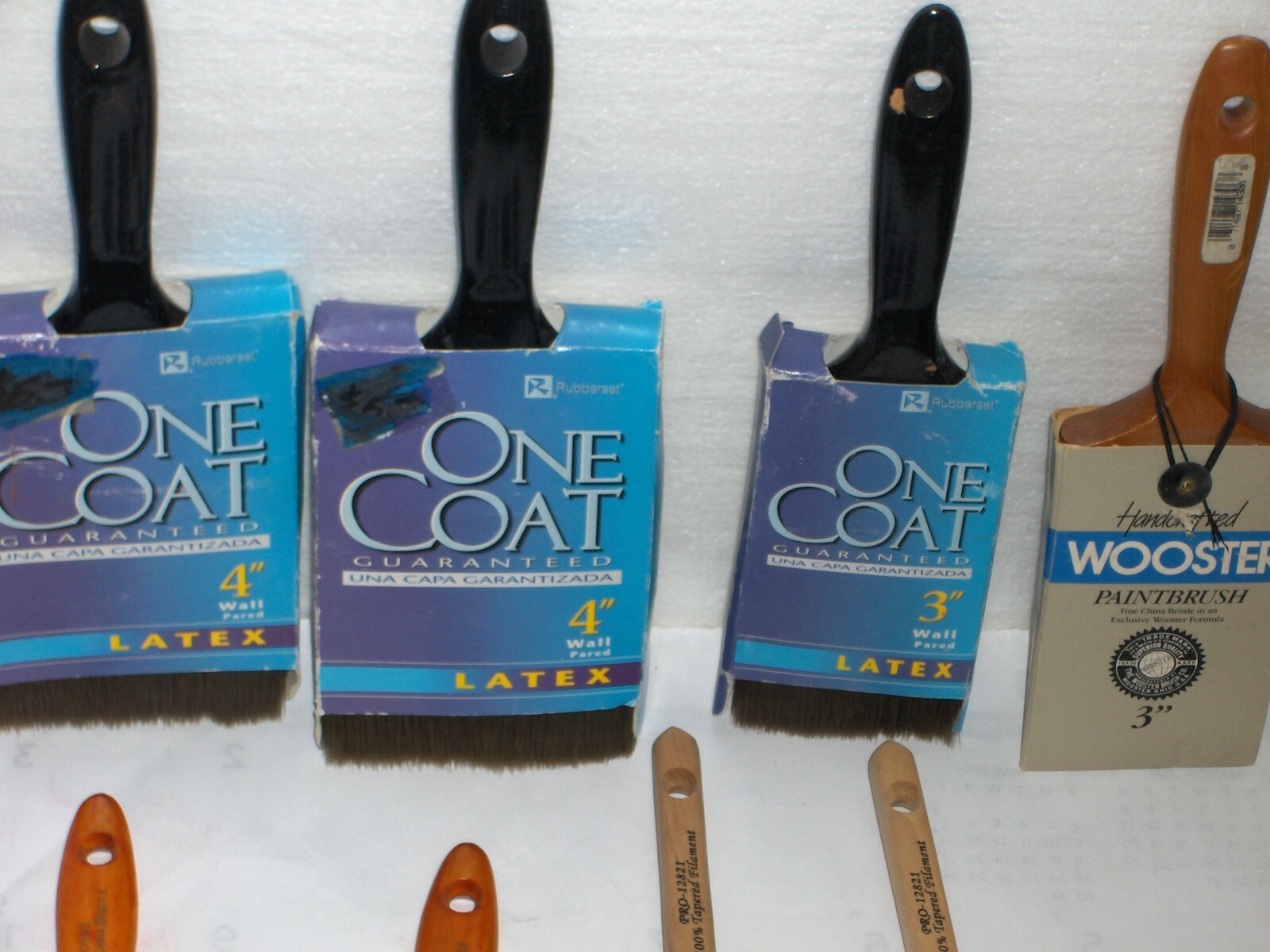 Assorted sizes of paint brushes