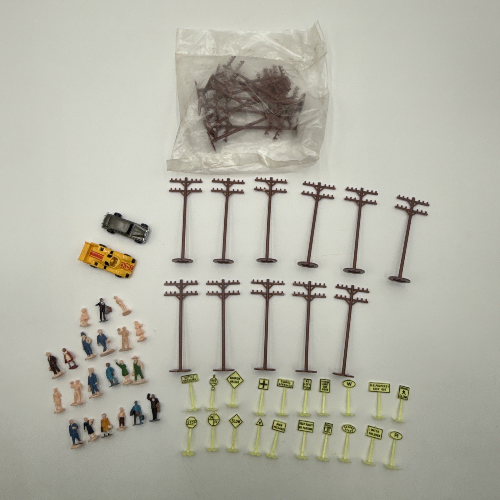 HO SCALE ACCESSORIES LOT OF 65 PIECES - TELEPHONE POLES, STREET SIGNS, FIGURES