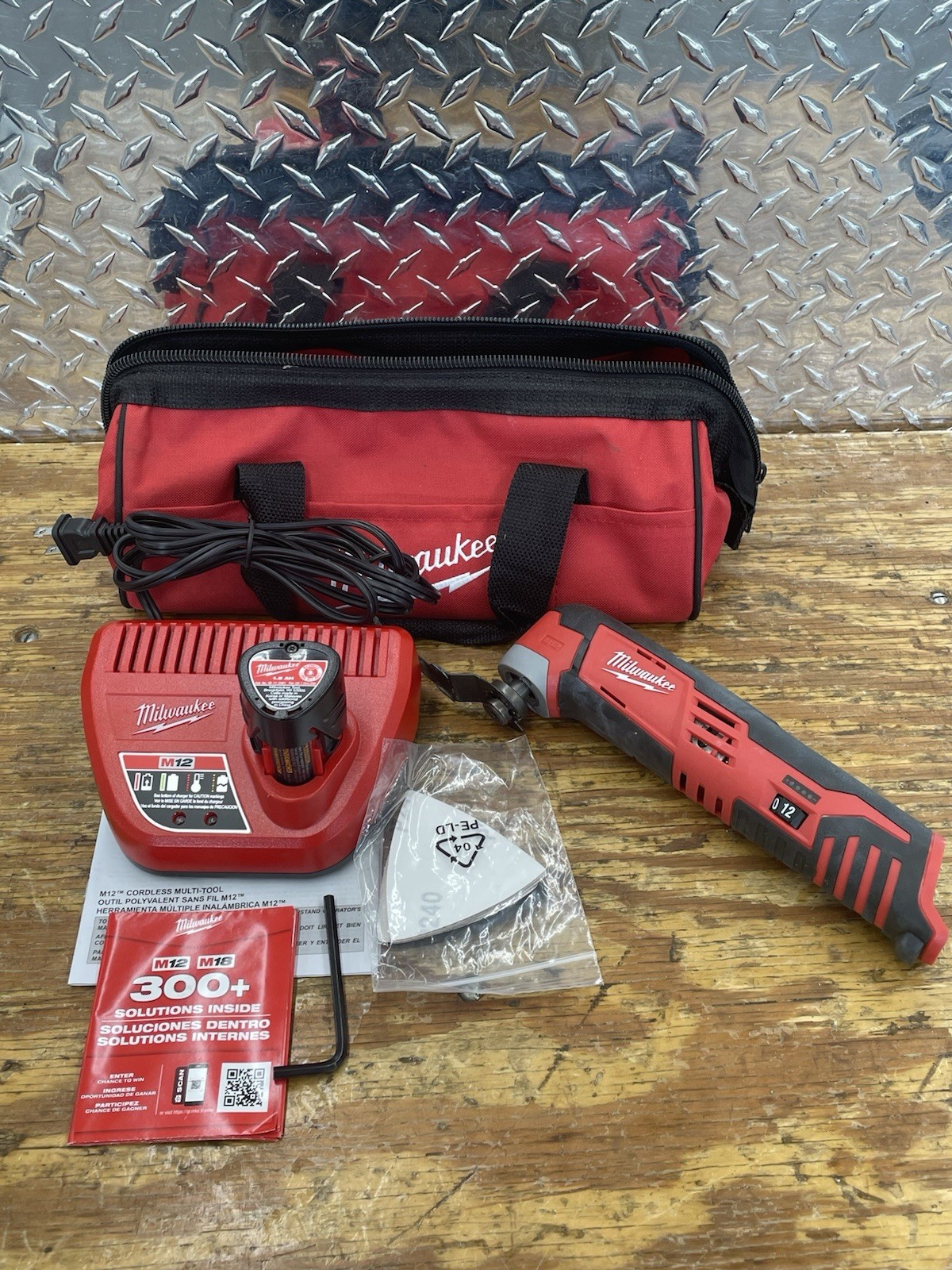 MILWAUKEE 2426-20 M12 CORDLESS MULTI-TOOL WITH BATTERY AND CHARGER
