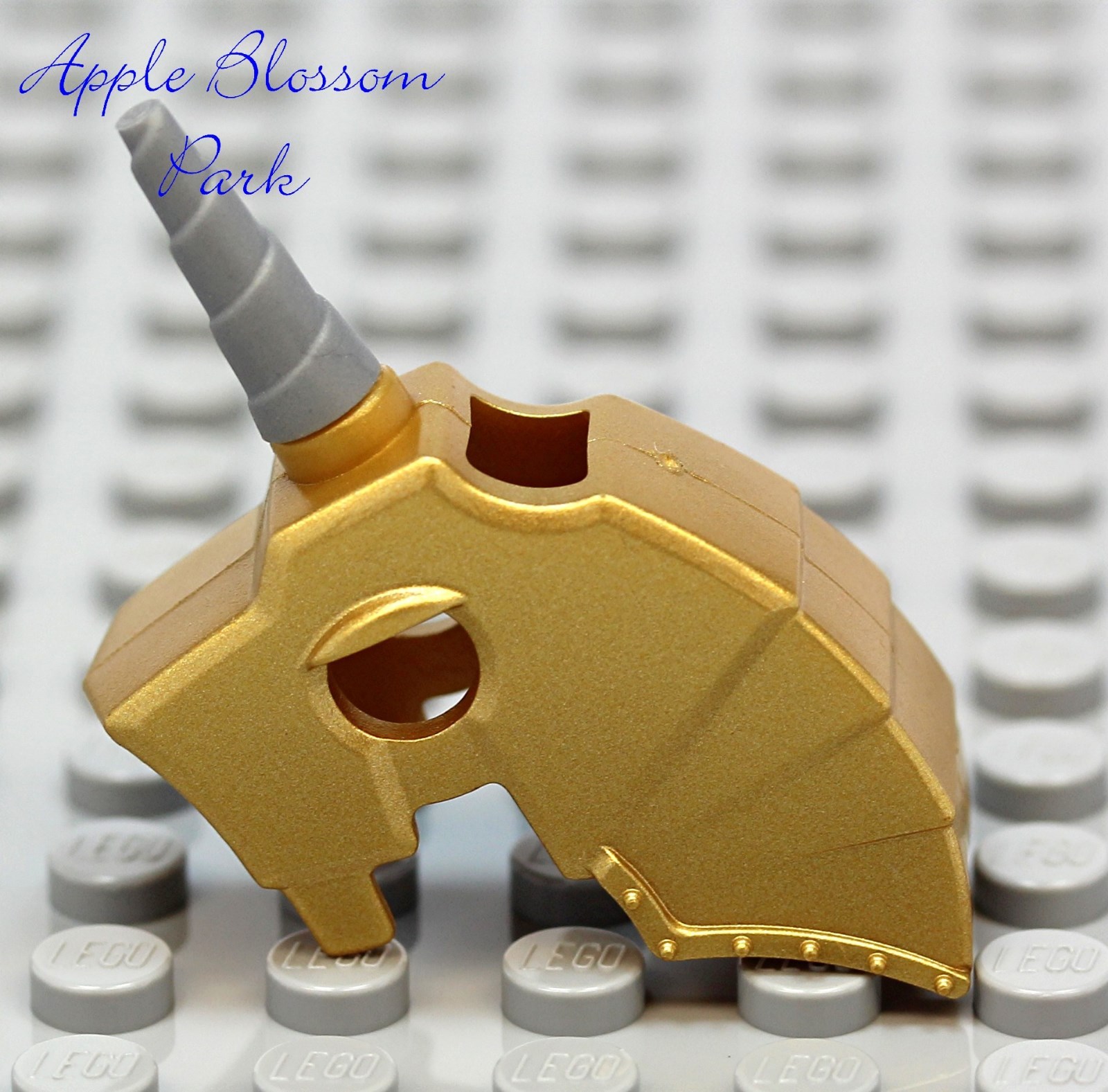 NEW Lego Castle Gold HORSE BATTLE HELMET -Minifig Animal Silver Gray Horn Weapon