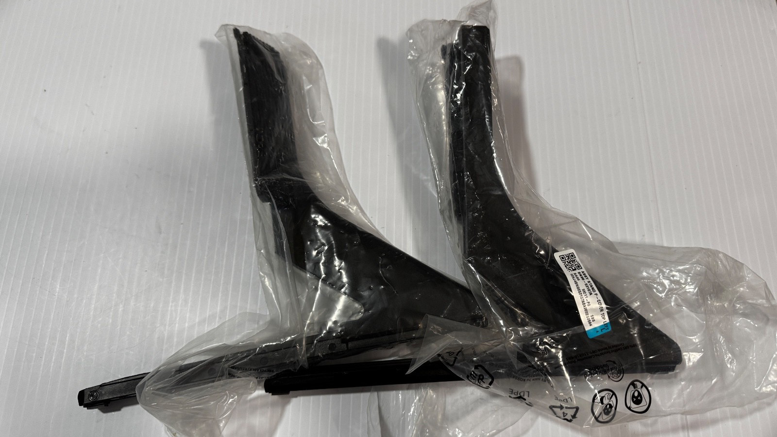 Samsung Tv stand legs BN96-53107A (L), BN96-53103A (R), QN55Q70AAFXZA