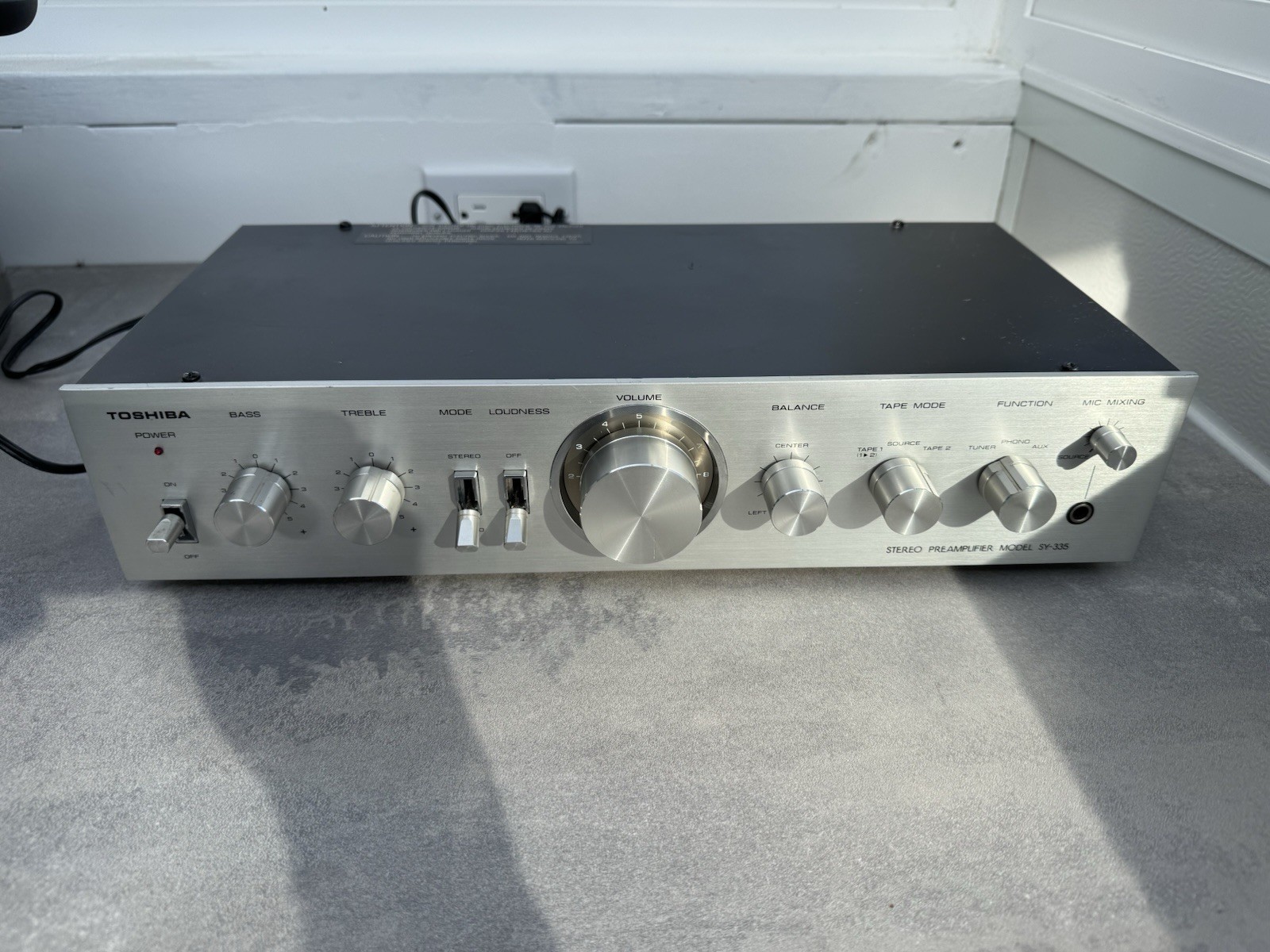 Toshiba SY-335 Stereo PreAmplifier Powers On! Nice Condition