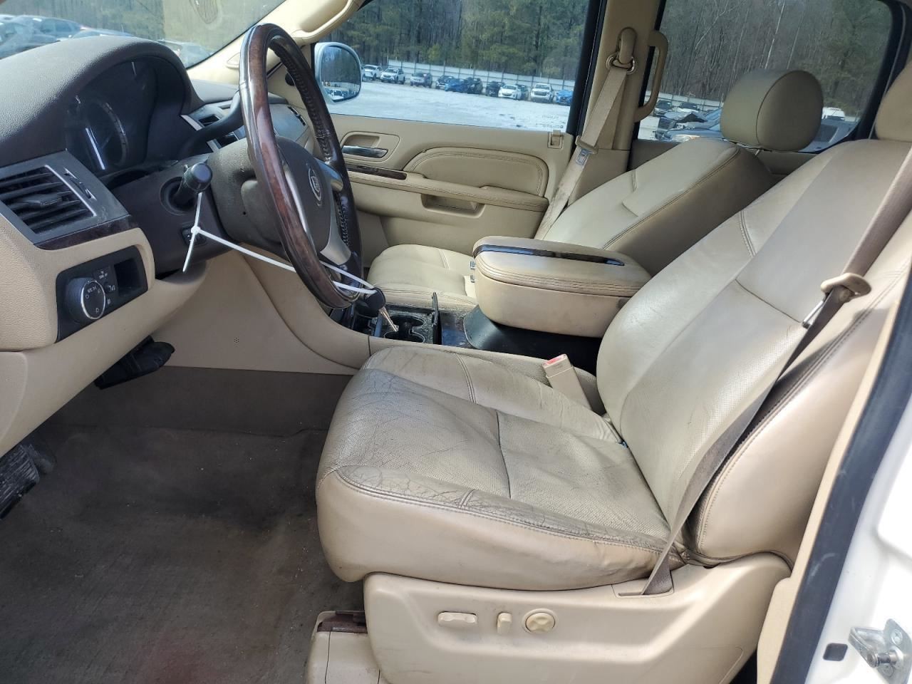 ESCALAEXT 2010 Glove Box 4586900
