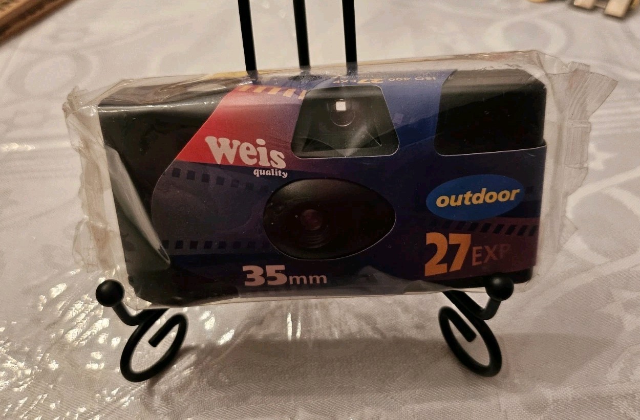 WEIS MARKET 27 Exp Outdoor 35mm DISPOSABLE CAMERA ASA 400  Brand New OUTDATED