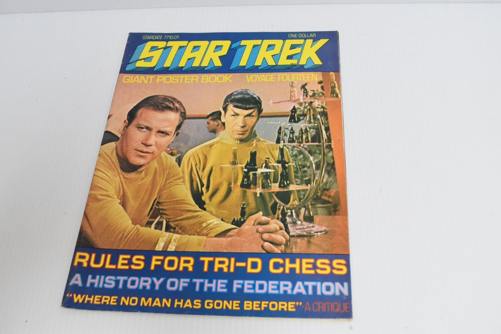 STAR TREK GIANT POSTER BOOK VOYAGE FOURTEEN STARDATE 7710.01 (ACS85)