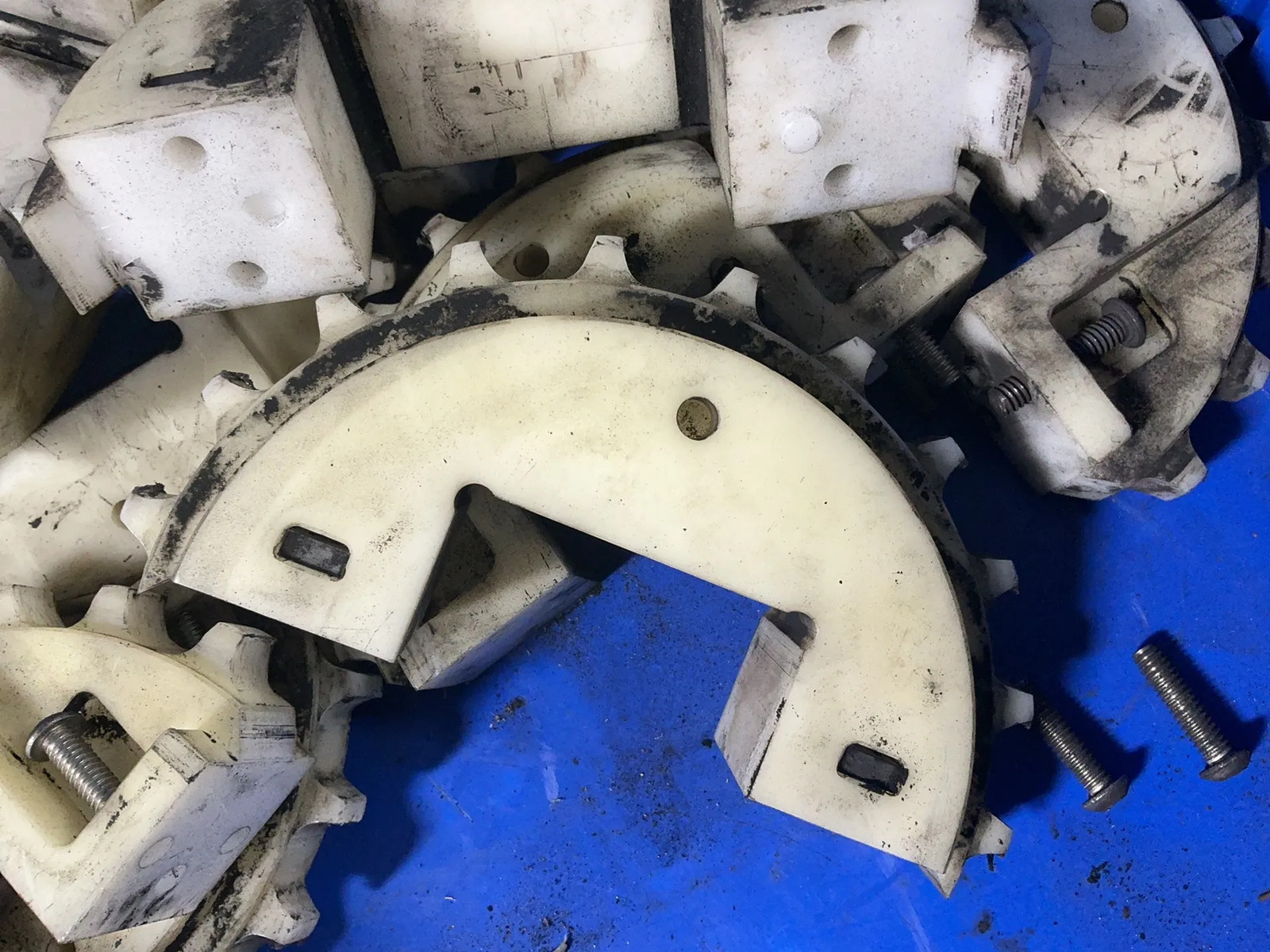 MOLDED PLASTIC SPLIT SPROCKETS