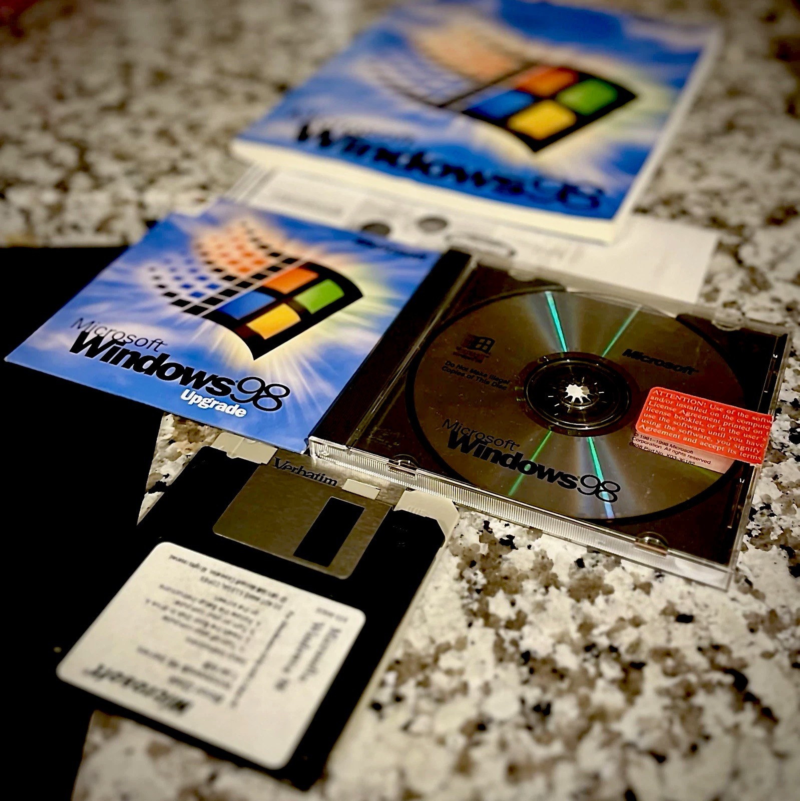 Windows 98 Compkete CD + Key + Boot 3.5 + Upgrade Disk + Box & Docs. Complete