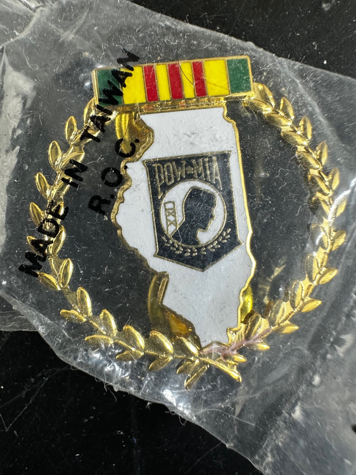 Illinois POW MIA Vietnam Pin Gold Tone Wreath Valor Honor