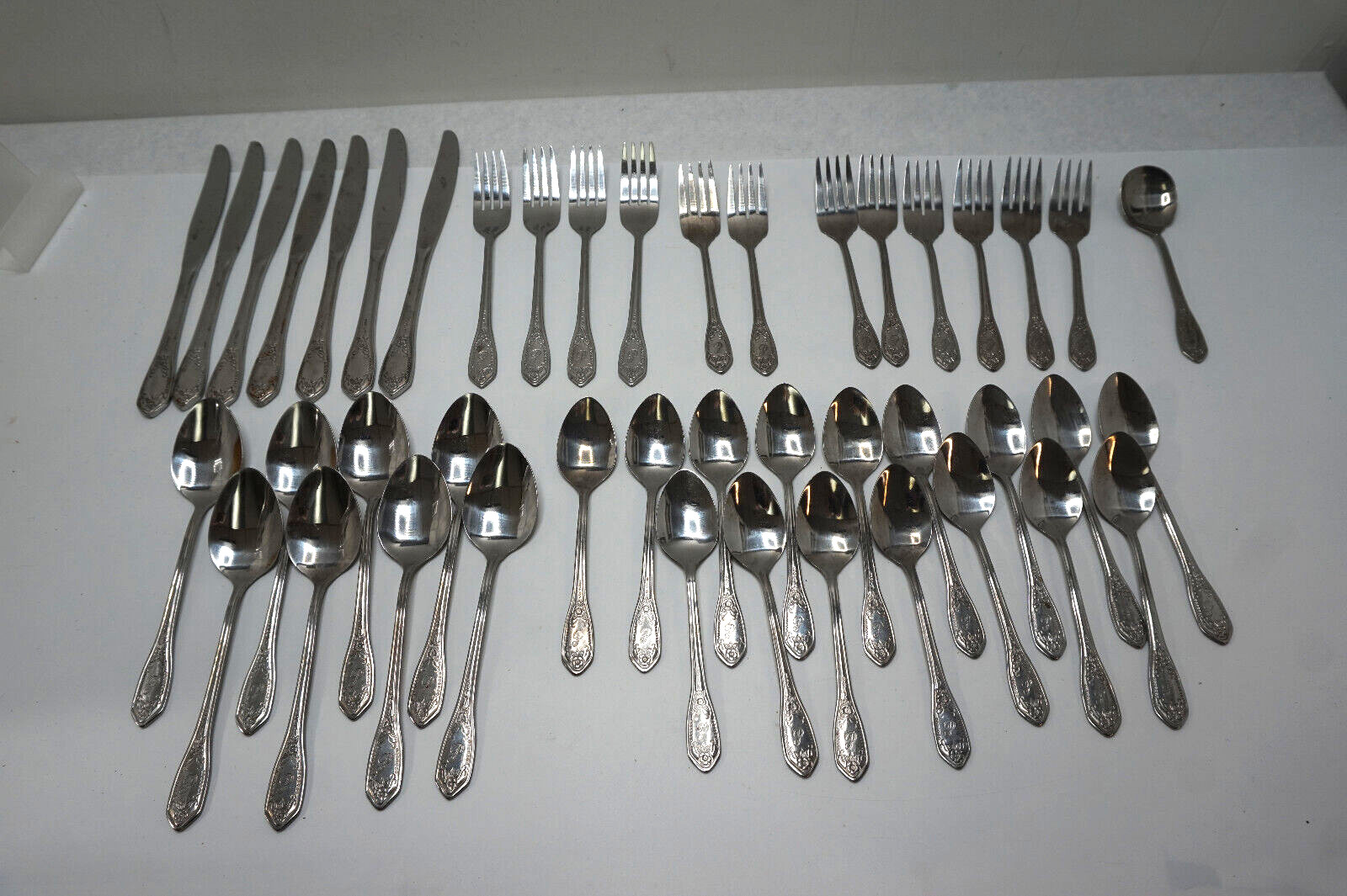 VINTAGE STAINLESS FLATWARE CUSTOMCRAFT MONOGRAM P MCM 44 PC SET TAIWAN CUS12