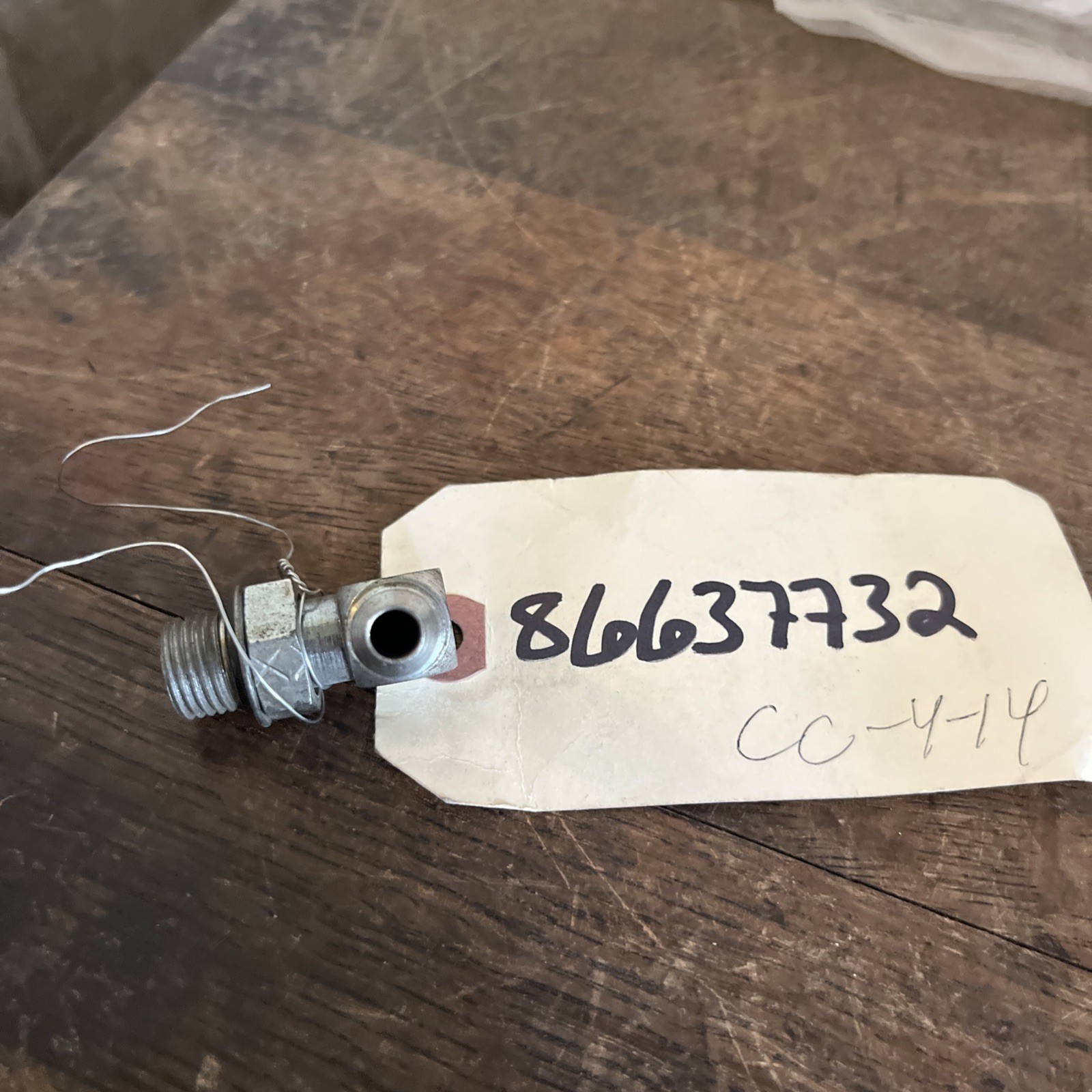 NOS New Holland Hydraulic Elbow Fitting 86637732