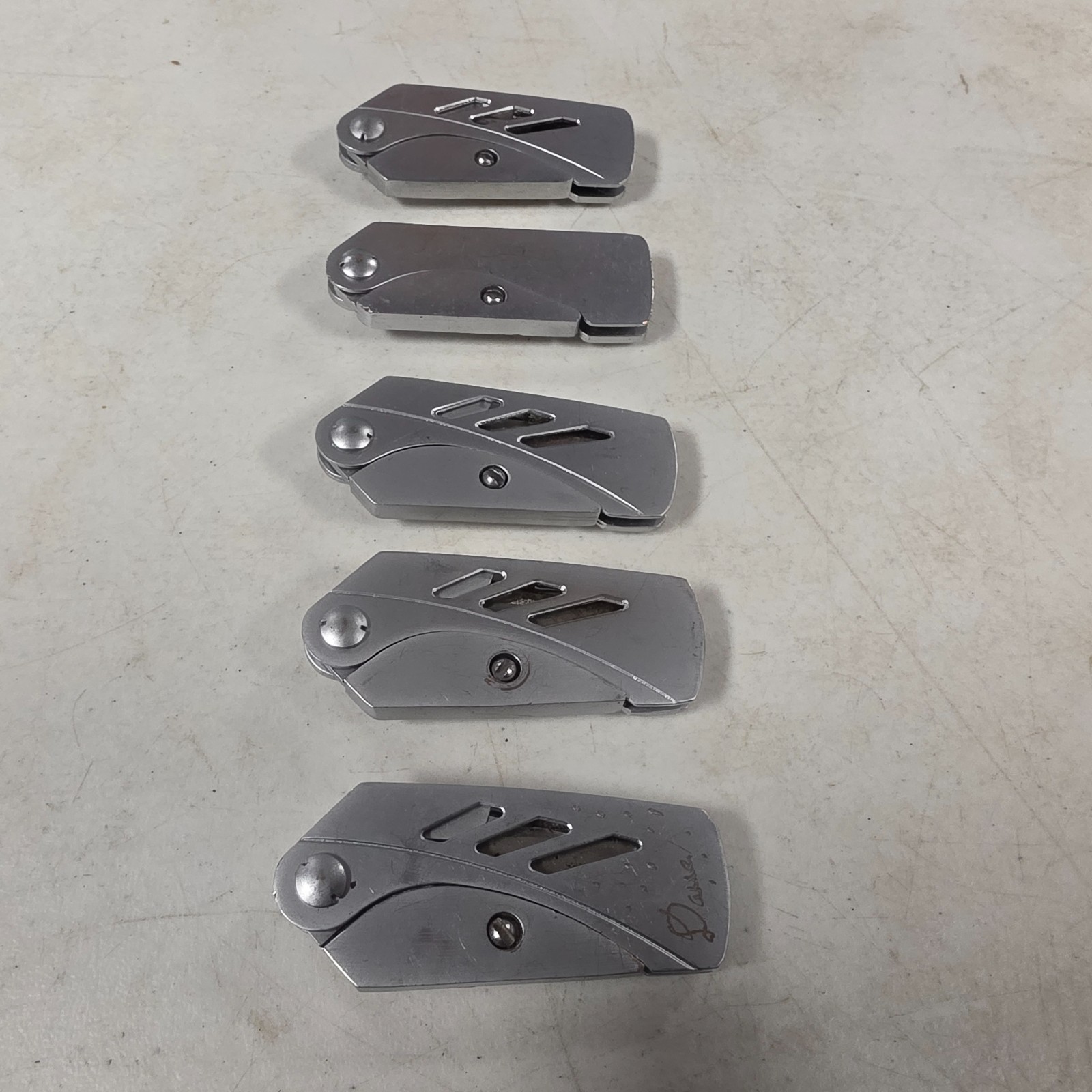 LOT OF 4 GERBER 31-000345 & 1 OTHER UTILITY KNIVES USED SET #17