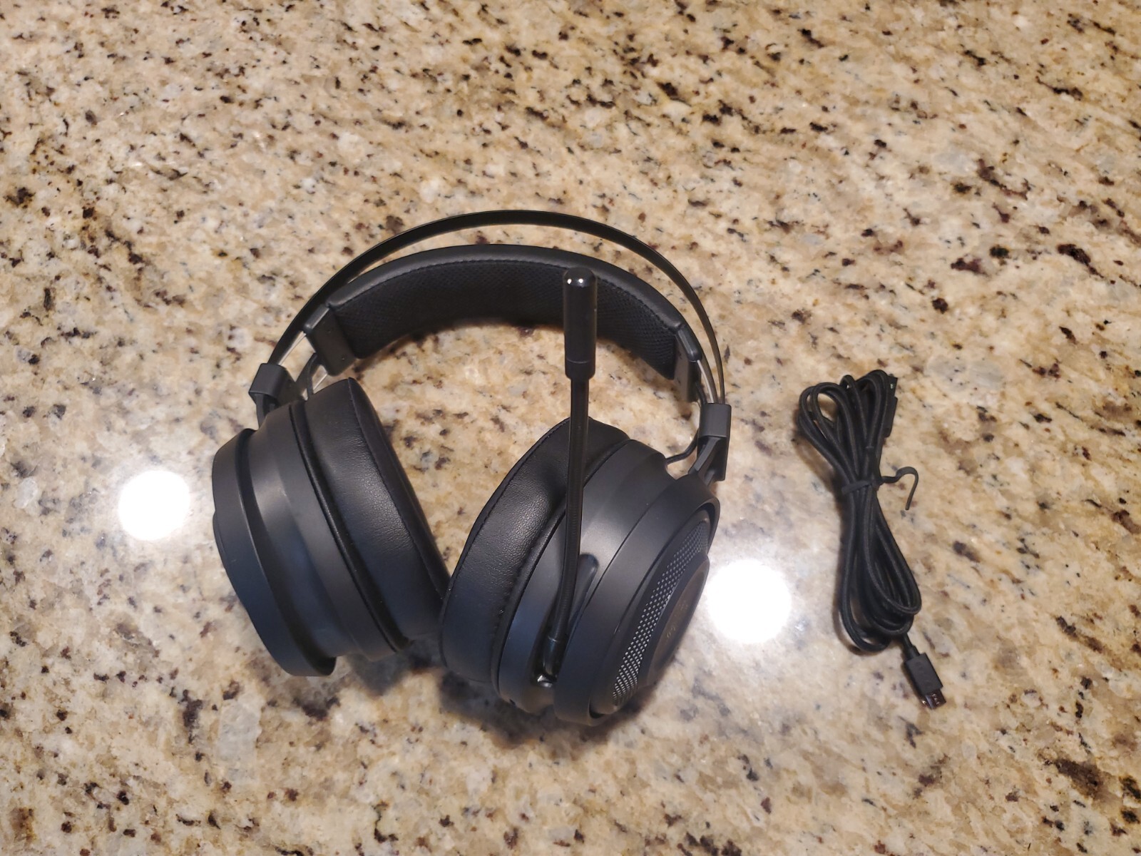 Razer Nari Essential Wireless 7.1 Sound Gaming Headset THX Spatial PC Ps4
