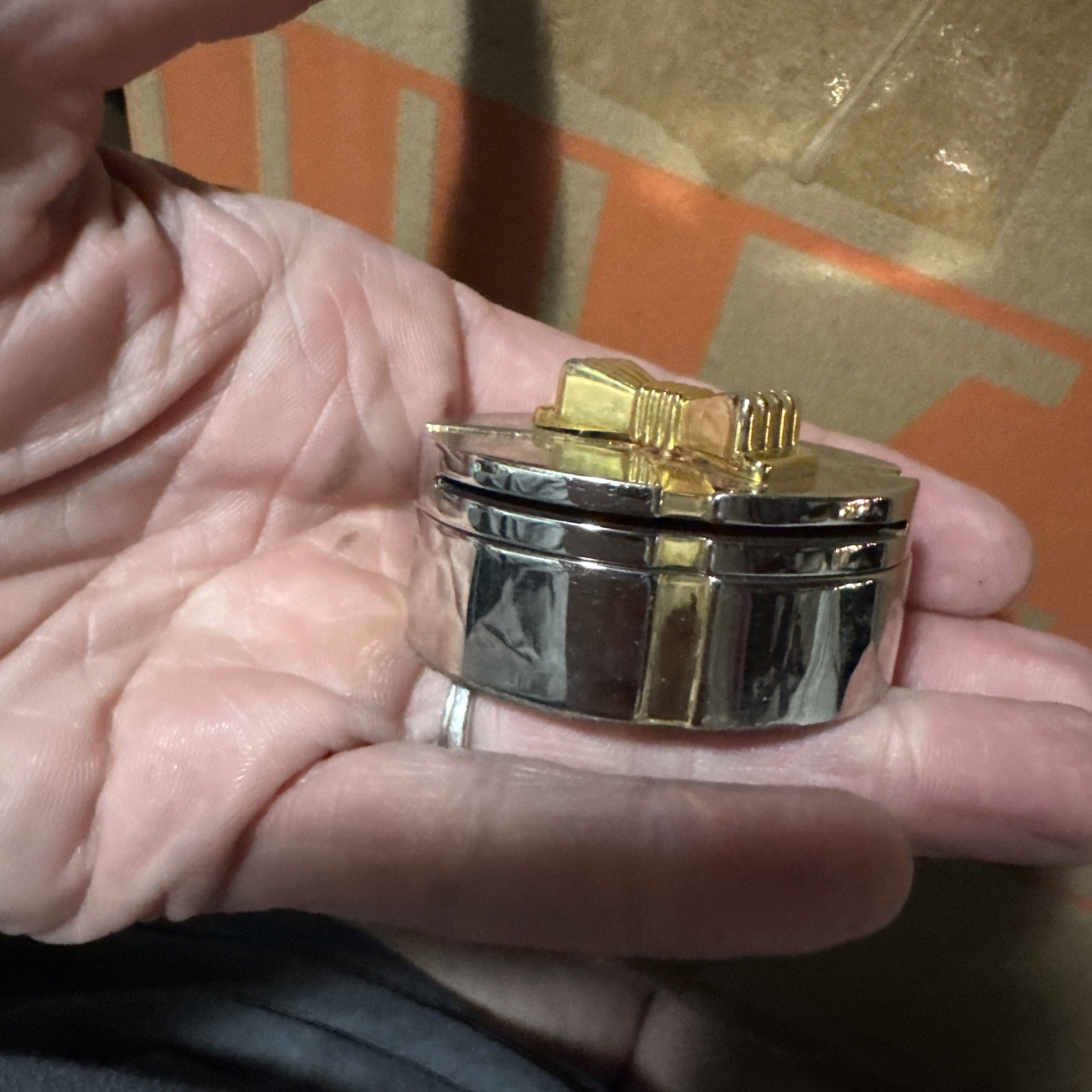 Oval Metal Box With Bow With A Clock Inside