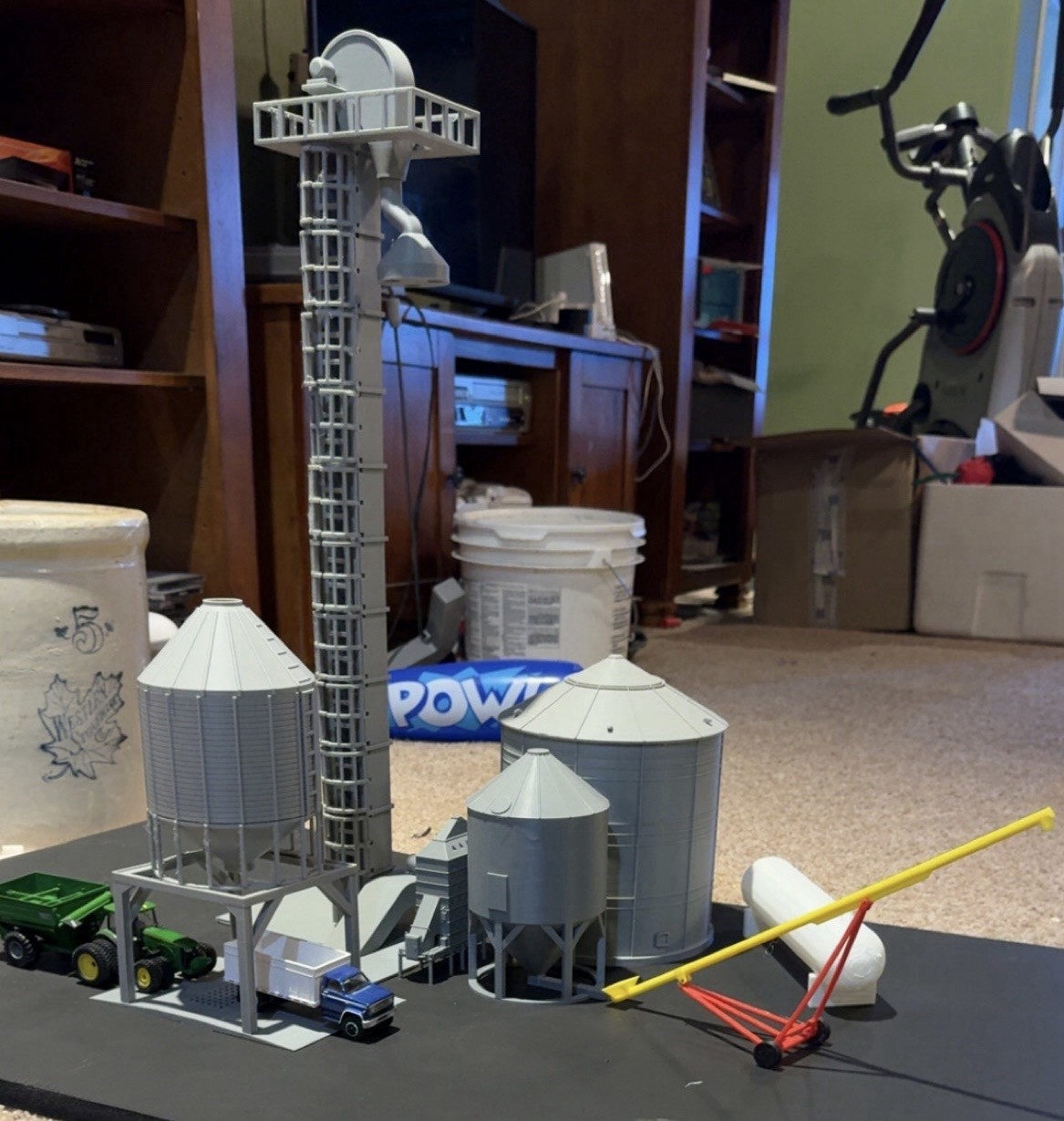 1:64 Grain leg And More Farm Display - Proboxes, Fuel Tank, Bins, Auger