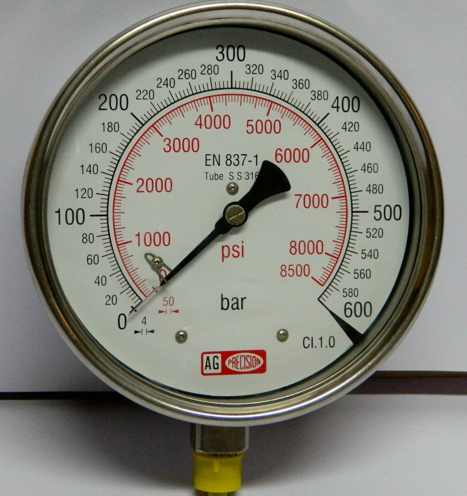 Pressure Gauge: Dual Scale 0 - 600 BAR / PSI, 150 mm SS Dial, +/- 1% Accuracy