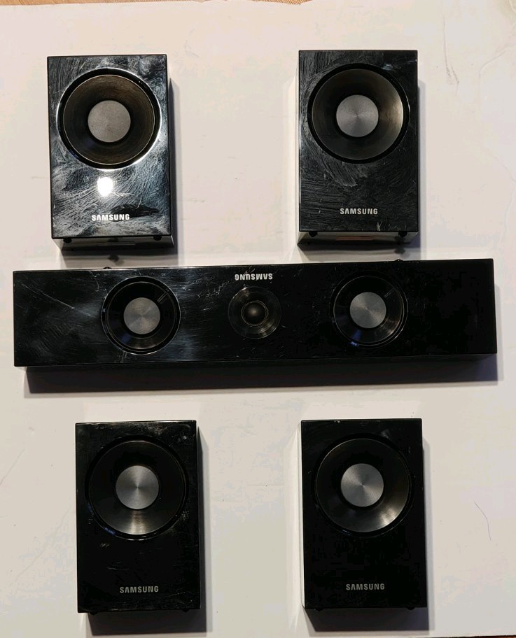 SAMSUNG Home Theater Speakers + Wires, 4 Satellites (PS-DS2) & 1 Center (PS-DC1)