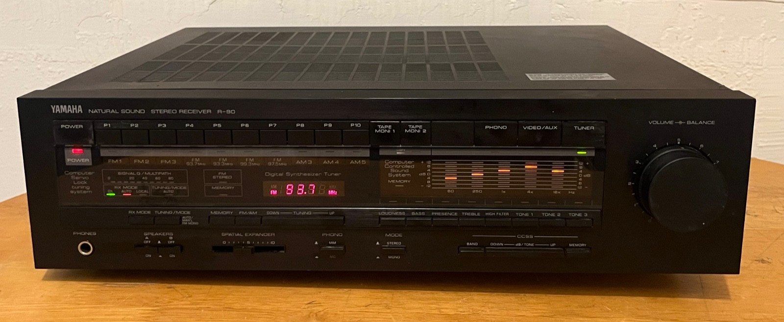 Vintage Yamaha R-90 Natural Sound Stereo AM/FM Receiver Equalizer WORKS GREAT