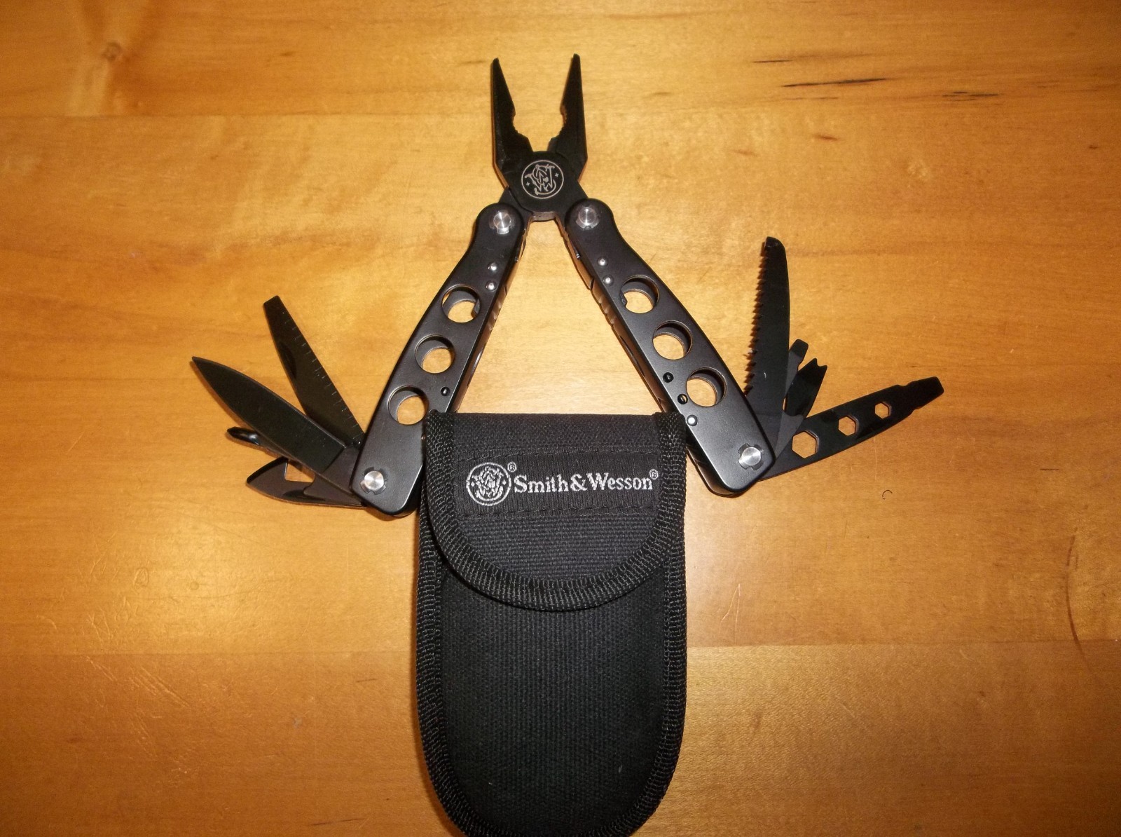 Smith & Wesson Black Multi Tool With Belt Pouch