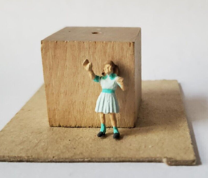 Arttista #1429 - Little Girl Buying Ice Cream - O Scale Figure - Model Trains