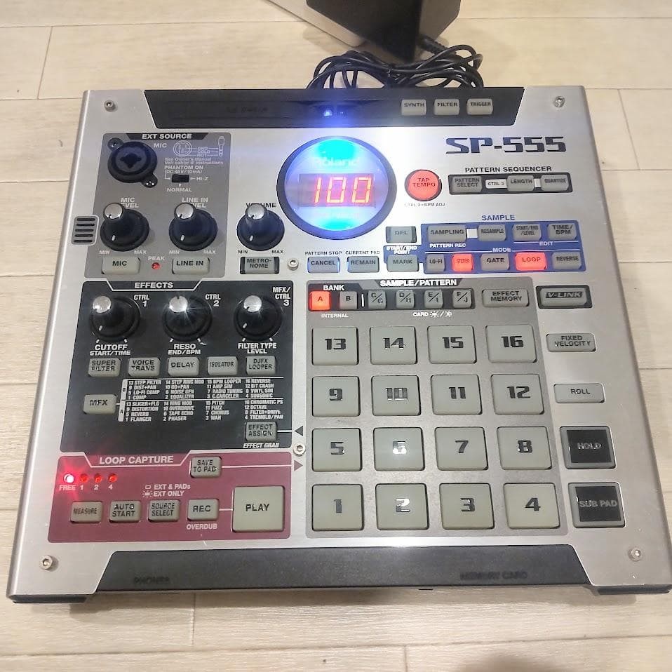ROLAND SP-555 DJ SAMPLER PERFORMANCE EFFECTS SAMPLING WORKSTATION WITH BOX
